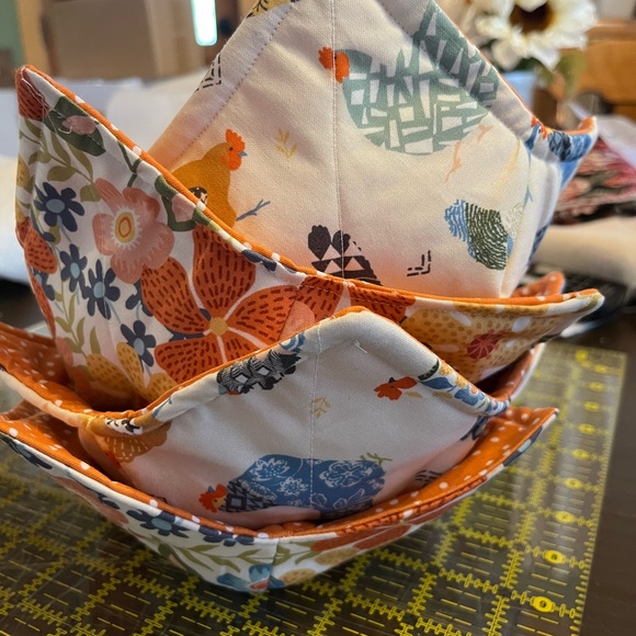 Chickens/flowers /polka dots
Bowl cozies Microwavable/reversible 
100% cotton - Picture 1 of 3